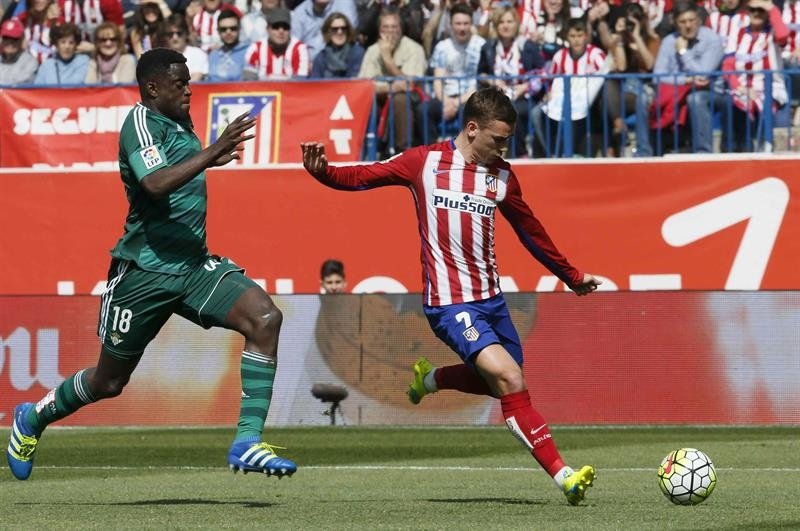 El delantero francés del Atlético de Madrid Antoine Griezmann (d), lanza ante el centrocampista senegalés del Betis Alfred NDiaye, durante el partido de ayer. EFE