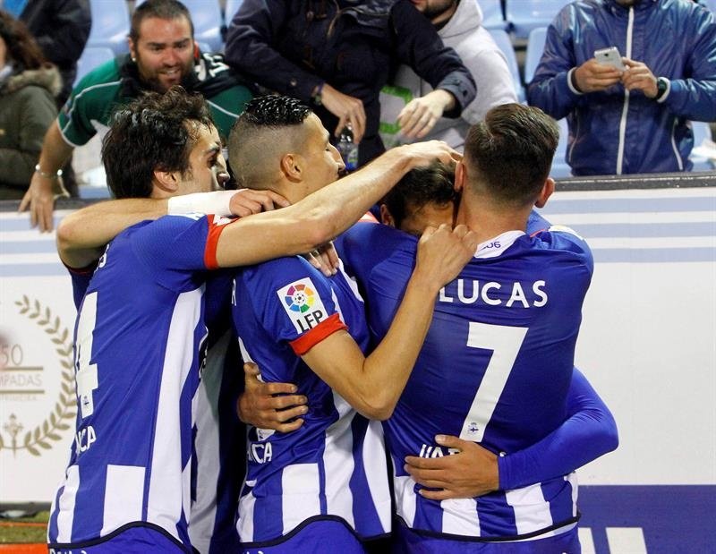 Los jugadores del Deportivo de la Coruña celebran el primer gol del equipo coruñés, durante el partido de ayer. EFE