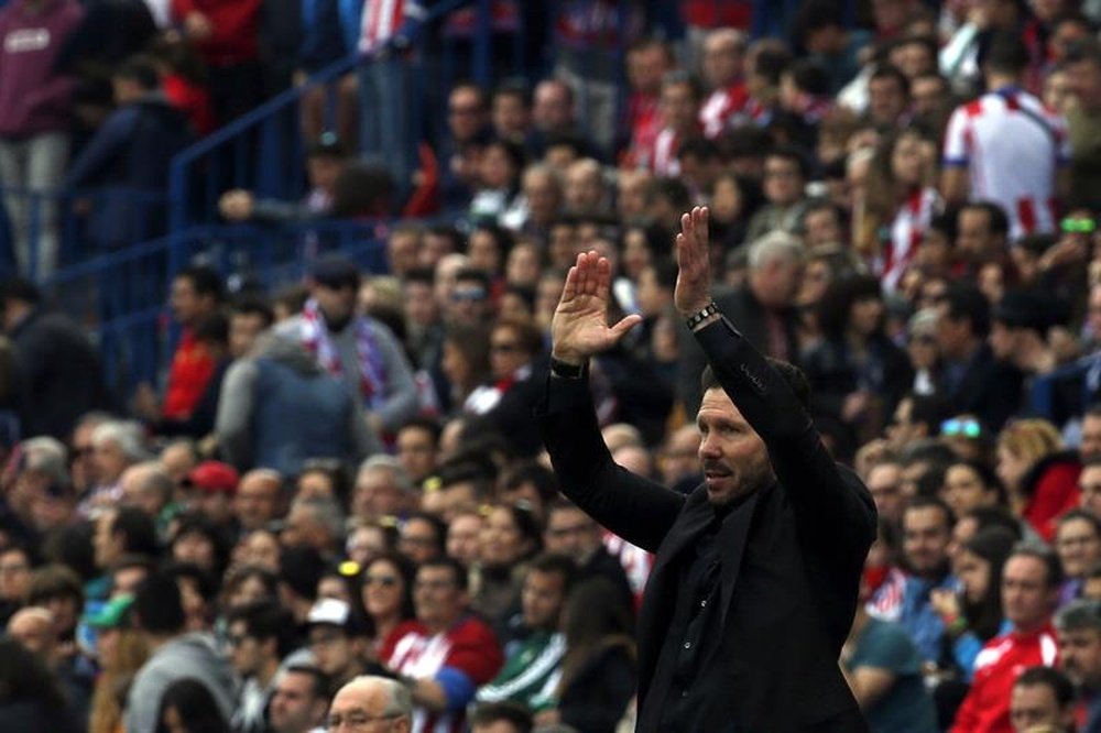 El entrenador argentino del Atlético de Madrid Diego Pablo Simeone durante el partido de la trigésimo primera jornada de Liga que disputaron en el estadio Vicente Calderón de Madrid. EFE