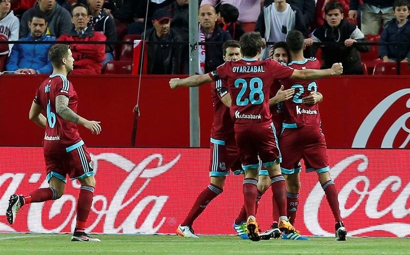 El centrocampista de la Real Sociedad Markel Bergara Larrañaga (c-atrás) celebra con sus compañeros, el gol marcado ante el Sevilla, el primero del equipo, durante el partido de la trigésimo primera jornada de Liga en el estadio Sánchez Pizjuan. EFE