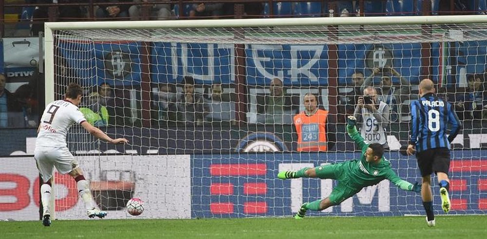 El delantero del Torino Andrea Belotti (I) logra de penalti el 2-1 durante el partido de la Serie A que han jugado FC Internazionale y Torino FC en el Giuseppe Meazza Milán, Italia. EFE/EPA