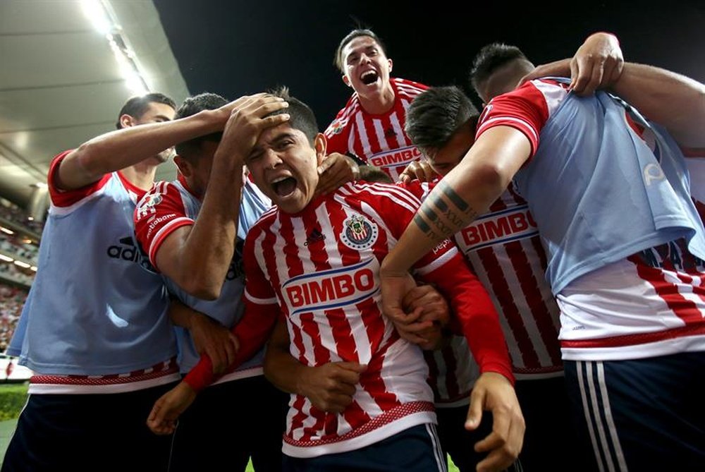 El futbolista Javier López (c), de las Chivas del Guadalajara, fue registrado al celebrar un gol que le anotó a los Pumas de la UNAM, durante un partido de la jornada 12 del Torneo Clausura del fútbol en México, en el estadio Omnilife de Guadalajara (México). EFE