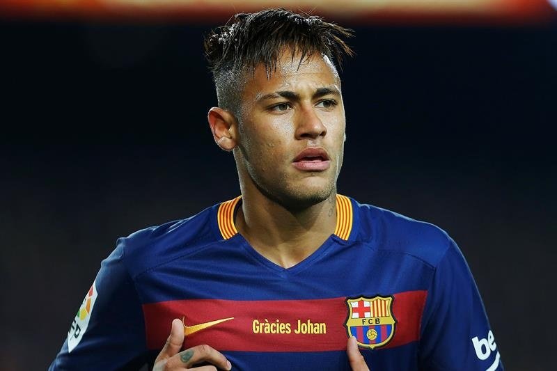 Neymar wants a higher wage if he is to continue at Barcelona. EFE
