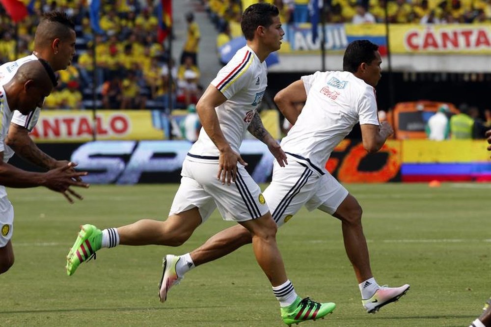 En la imagen, los jugadores Carlos Bacca (d) y James Rodríguez (c) de Colombia. EFE/Archivo