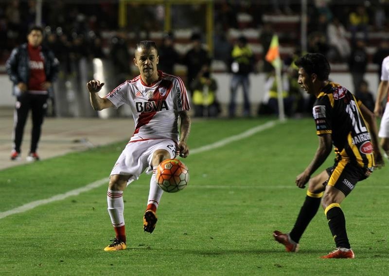 En la imagen, el jugador Jair Torrico (d) de The Strongest disputa el balón con Andrés DAlessandro (i) de River Plate. EFE/Archivo