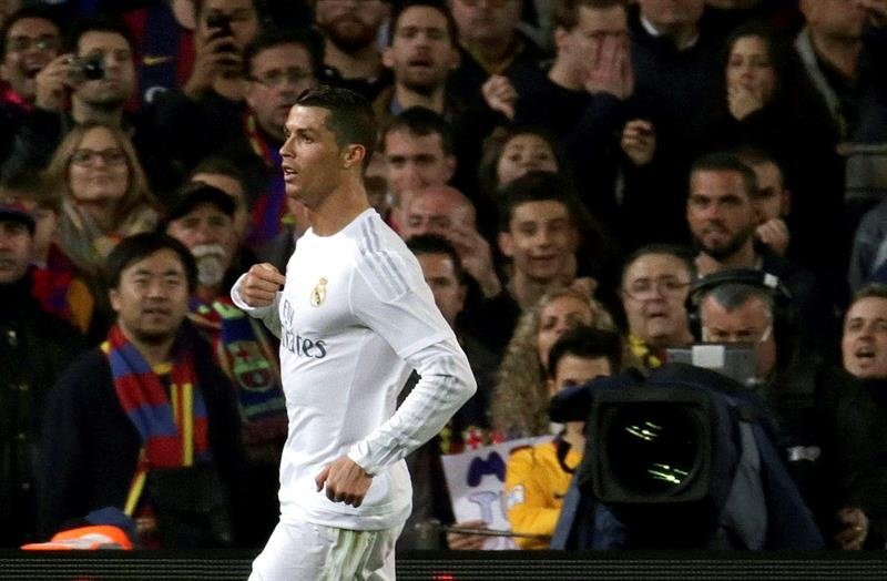 El delantero portugués del Real Madrid, Cristiano Ronaldo, celebra el segundo gol del equipo blanco, durante el encuentro correspondiente a la jornada 31 de primera división, que han disputado frente al F. C. Barcelona en el estadio del Camp Nou. EFE/Archivo