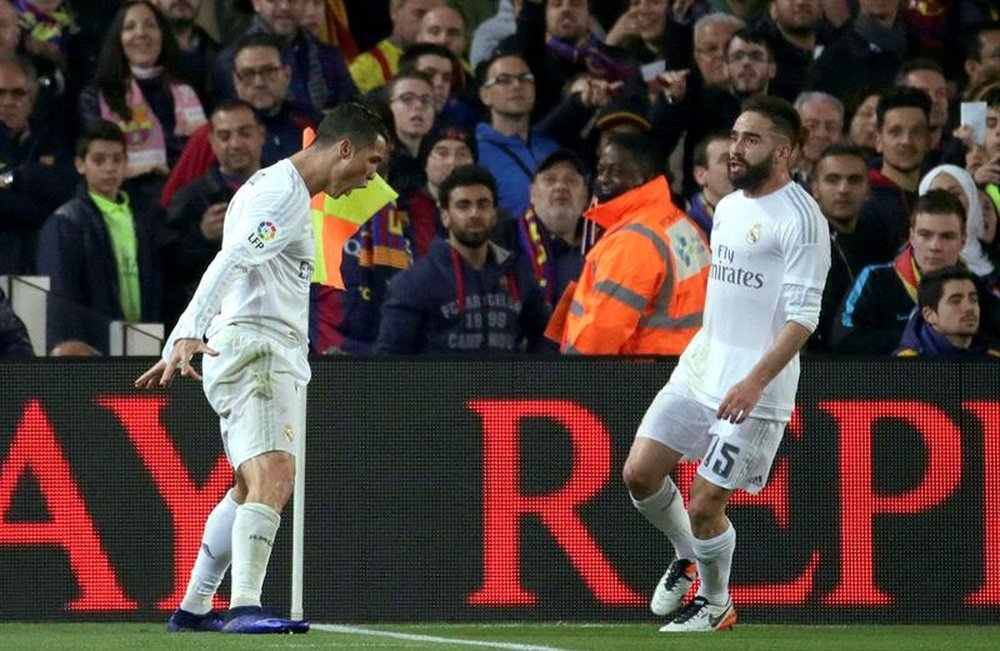 Los jugadores del Real Madrid, el delantero portugués Cristiano Ronaldo (i) y el defensa Dani Carvajal, celebran el segundo gol del equipo blanco, en el estadio del Camp Nou. EFE/Archivo