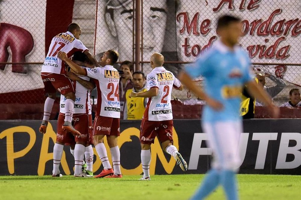 Futbolistas del Huracán de Argentina fueron registrados este martes al festejar un gol anotado al Sporting Cristal de Perú, durante un partido del grupo 4 de la Copa Libertadores 2016, en Buenos Aires (Argentina). EFE