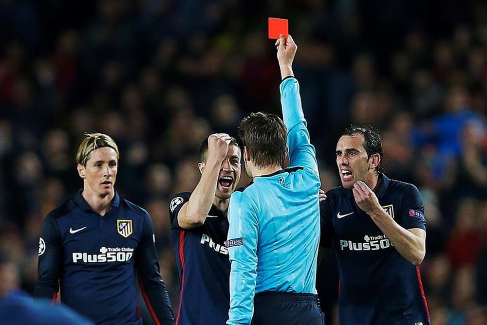 Felix Brych ha sido el blanco de las iras del Atlético de Madrid tras expulsar a Torres. EFE