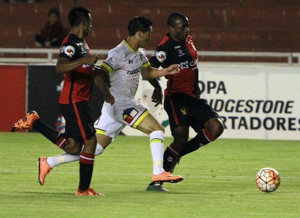 Los futbolistas Nilson Loyola (i) y Juan Bolañoz (d), del Melgar de Perú, fueron registrados este jueves al disputar un balón con Juan Delgado (c), del Colo Colo de Chile, durante un partido del grupo de la Copa Libertadores 2016, en Arequipa (Perú). EFE