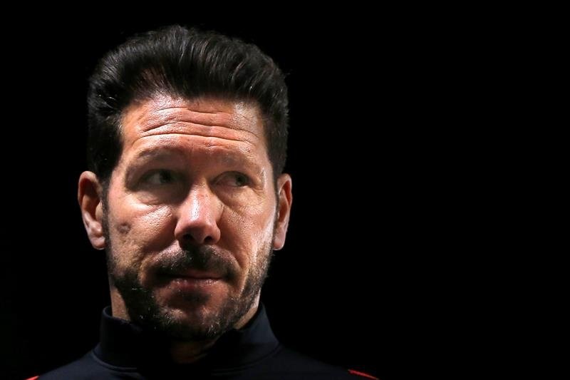 Diego Pablo Simeone fue expulsado por lanzar una balón cuando era recogepelotas. EFE