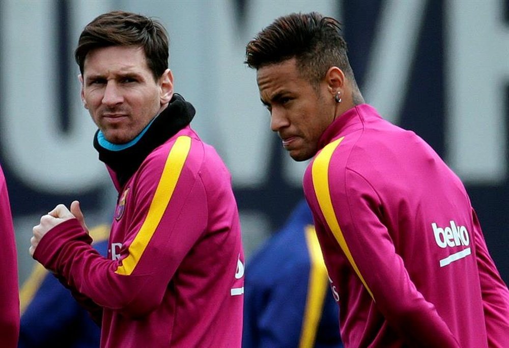 Los sueldos de Neymar y Messi ponen en una disyuntiva al Barça. EFE