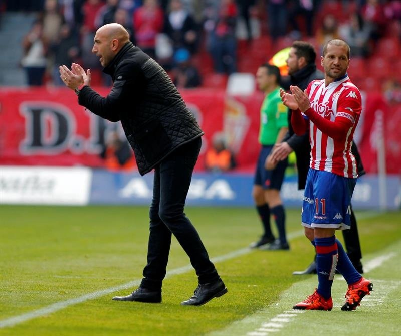 El ex jugador del Sporting mira ya ofertas. EFE/Archivo