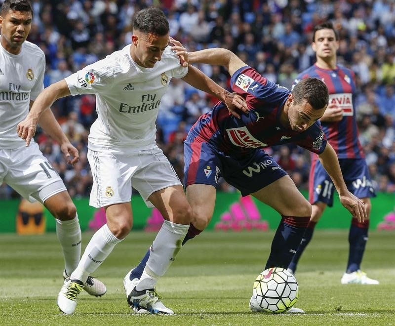 Le milieu d'Eibar Escalante à la lutte avec celui du Real Madrid Lucas Vazquez. EFE