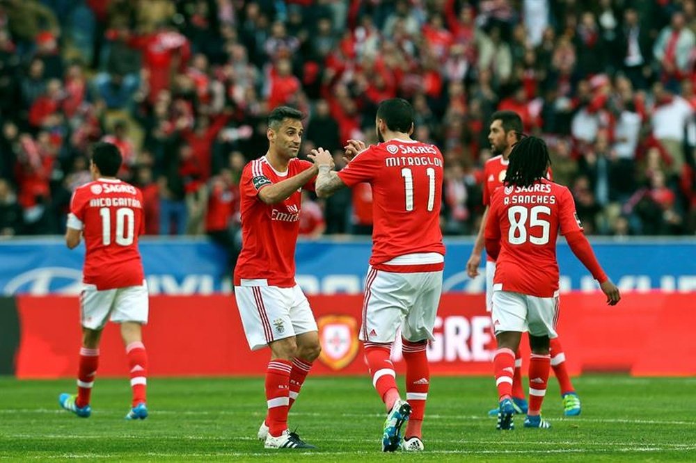 Los delanteros del Benfica Mitroglou (c-d) y Jonas (C-L) celebran un gol ante el Académica en el Ciudad de Coimbra, Portugal. EFE/EPA