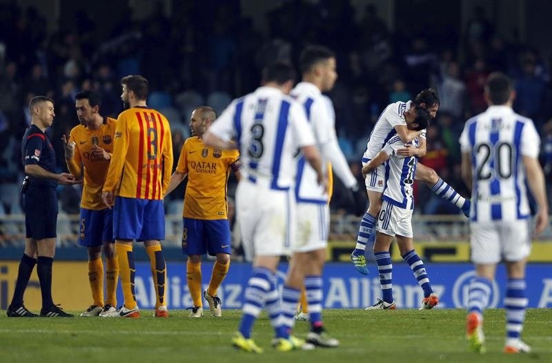 Los jugadores de la Real Sociedad celebran la victoria ante el FC Barcelona, al término del partido de Liga en Primera División disputado en el estadio de Anoeta, de San Sebastián. EFE