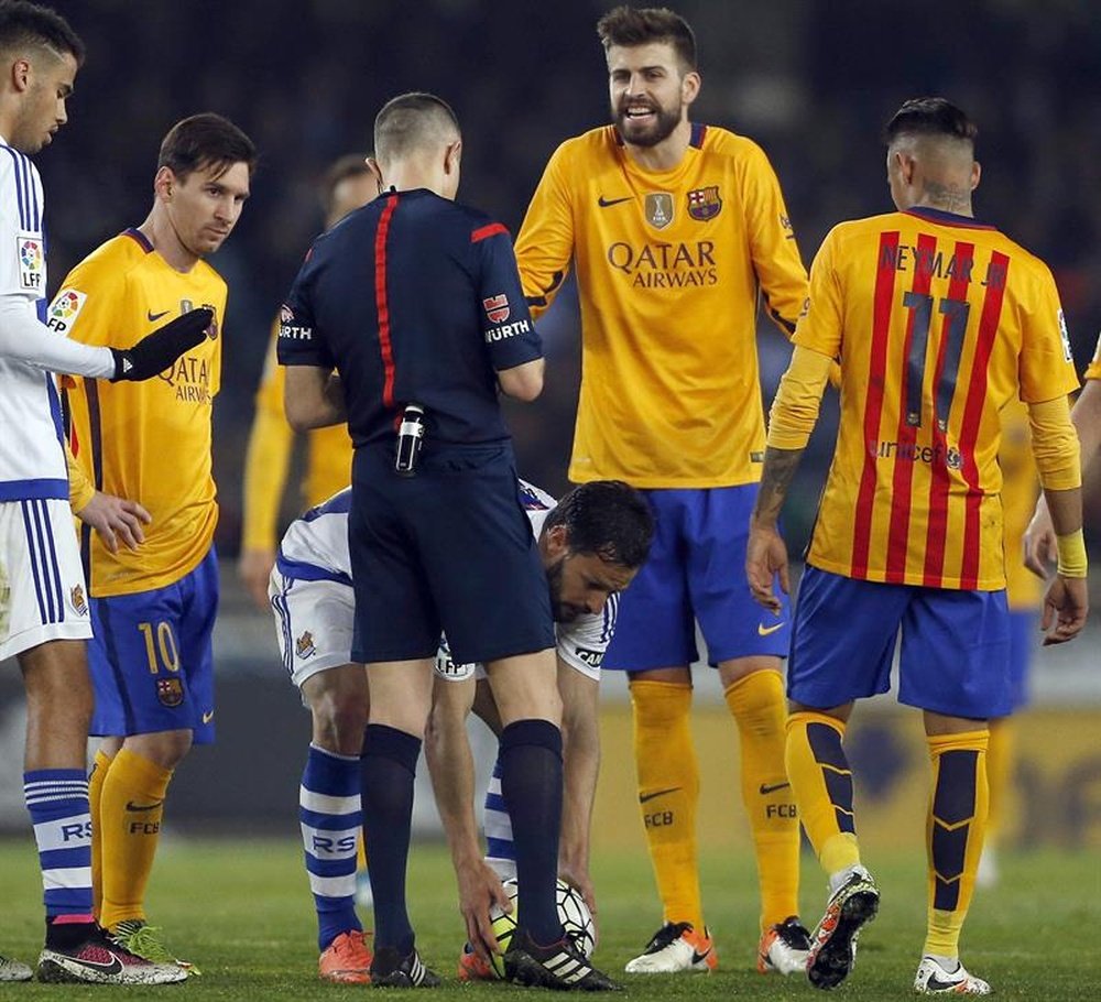 Barcelona players talk to the referee. EFE