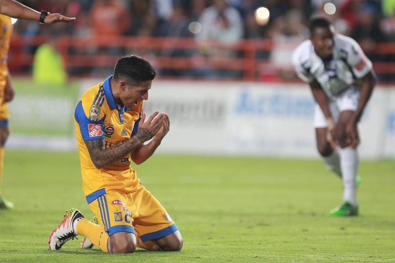 El jugador Javier Aquino de Tigres de la UANL (i) se lamenta una jugada en partido correspondiente a la jornada 13 del torneo Clausura 2016 del fútbol mexicano celebrado hoy, sábado 9 de abril de 2016, en el estadio Hidalgo de la ciudad de Pachuca (México). EFE