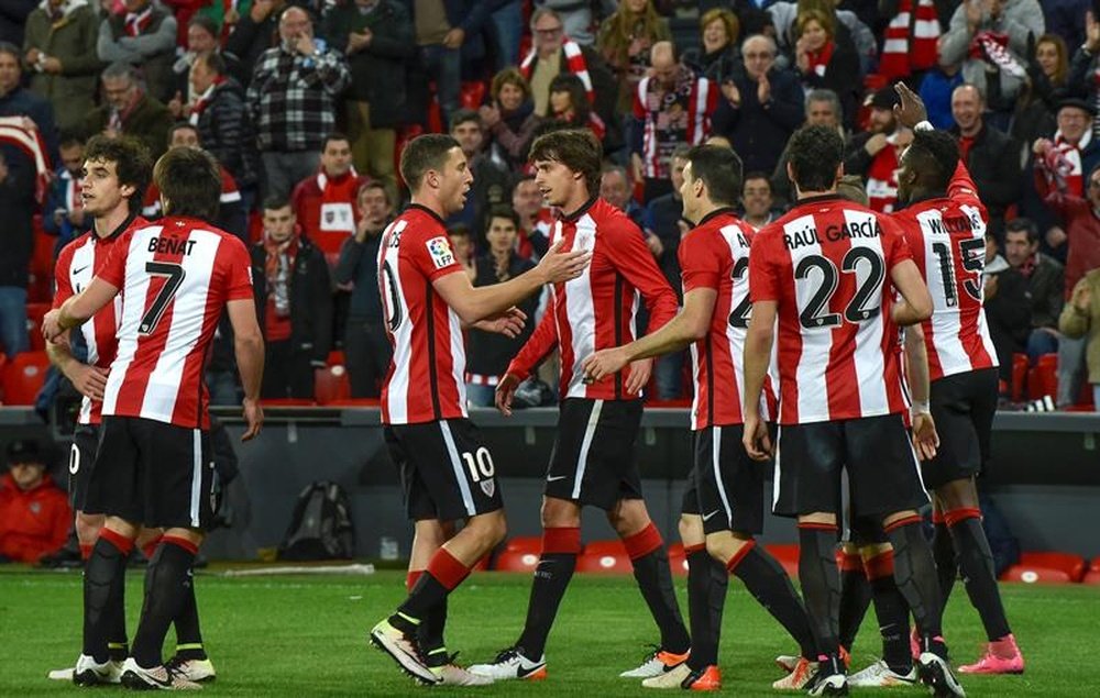 Los jugadores del Athletic de Bilbao felicitan a Iñaki Williams (d) tras marcar ante el Rayo Vallecano, durante el partido de Liga en Primera División jugado en el estadio de San Mamés, en Bilbao. EFE
