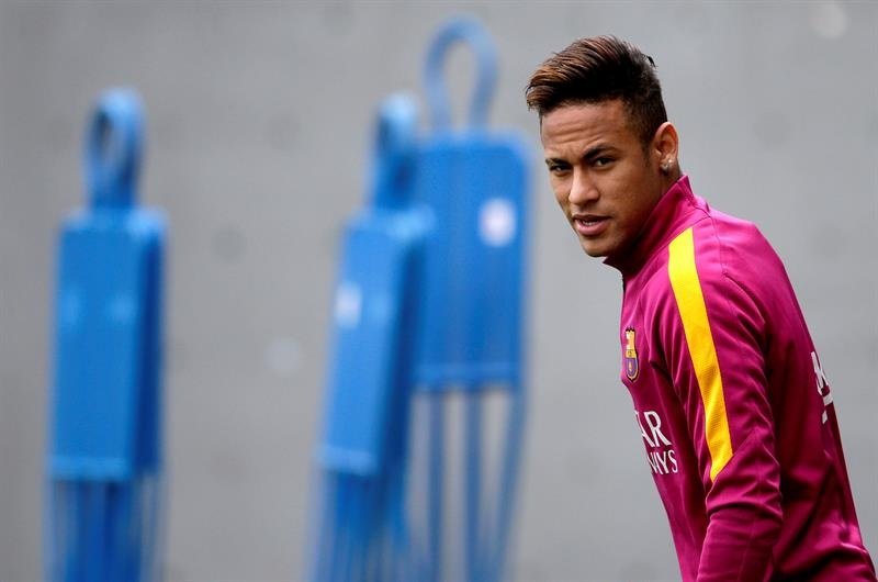 Neymar disfrutó junto a Justin Bieber dando unos toques al balón. EFE
