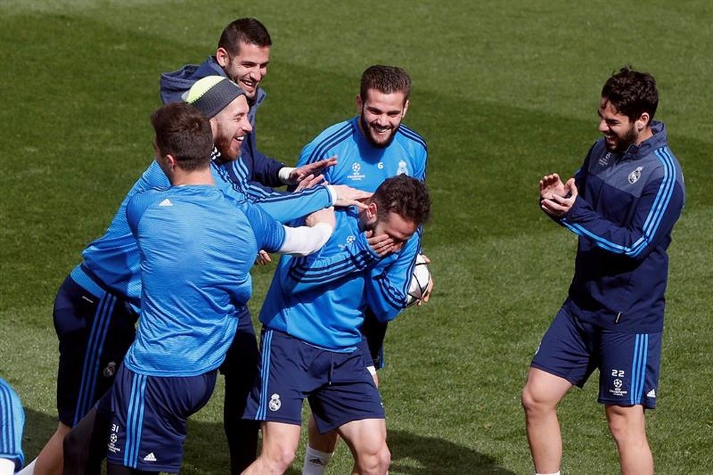 Los jugadores del Real Madrid Sergio Ramos (2i), Nacho Fernández (3d), Daniel Carvajal (2d) y Francisco Alarcón