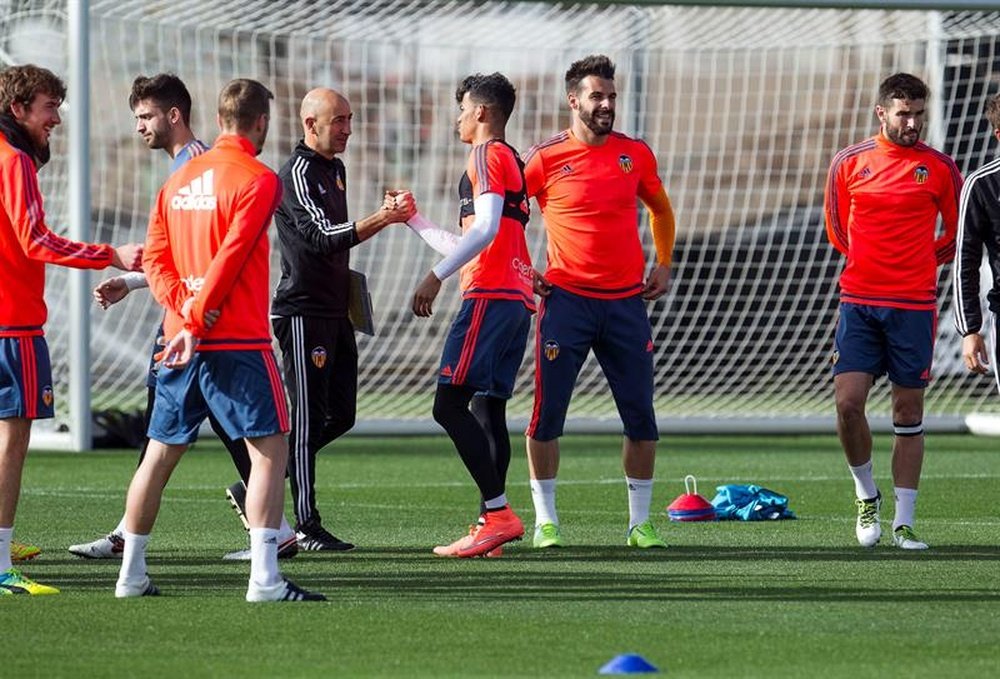 El técnico Pako Ayestarán (4d), saluda a los jugadores del Valencia, durante un entrenamiento. EFE/Archivo