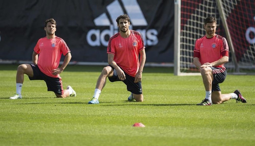 Los jugadores del Bayern de Múnich, Juan Bernat (i-d), Javi Martínez y Xabi Alonso, realizan ejercicios durante un entrenamiento en Múnich (Alemania). EFE/Archivo