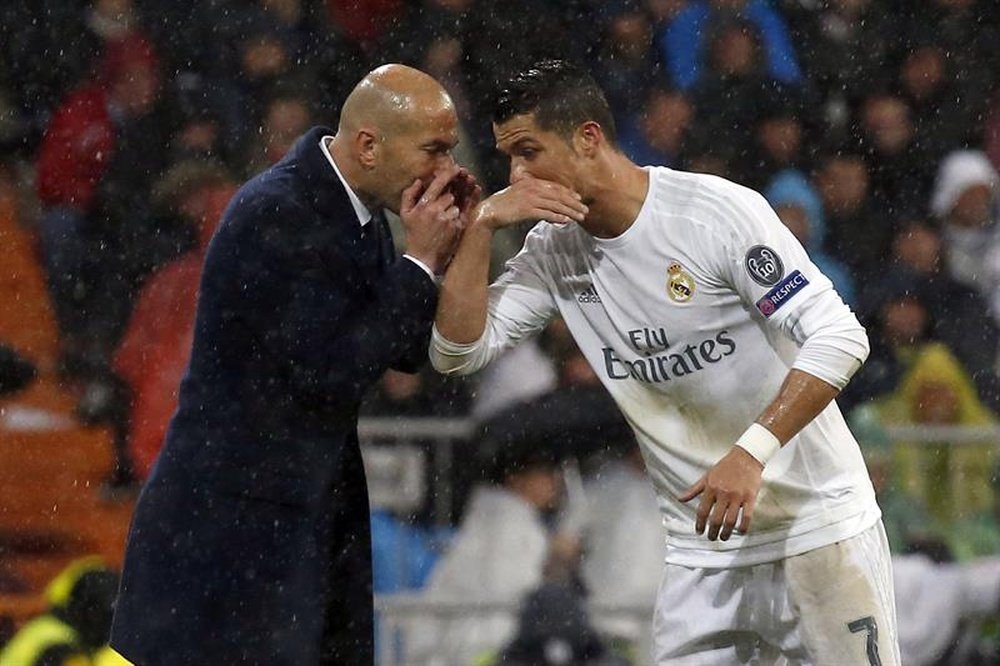Cristiano Ronaldo recibe el apoyo de su entrenador. EFE