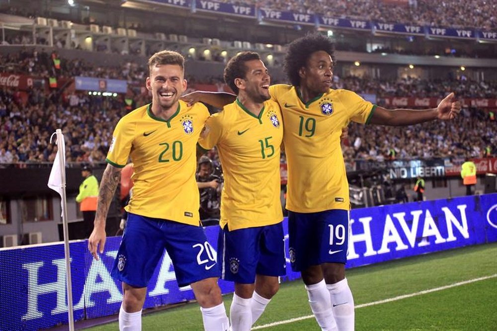 El jugador de la selección de Brasil Lucas Lima (i) celebra con sus compañeros William (d) y Dani Alves (c). EFE/Archivo
