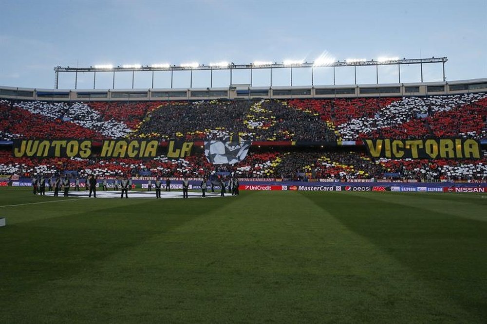 Vista general del estadio Vicente Calderón al inicio del partido de vuelta de cuartos de final de la Liga de Campeones que enfrenta al Atlético de Madrid con el FC Barcelona en Madrid. EFE