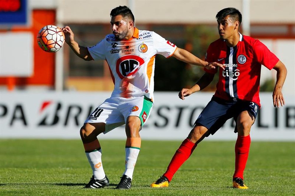 El jugador de Cobresal Nelson Sepulveda (i) disputa el balón con Marcelo Estigarribia (d) de Cerro Porteño, durante el partido de la Copa Libertadores en el estadio El Cobre de El Salvador (Chile). EFE