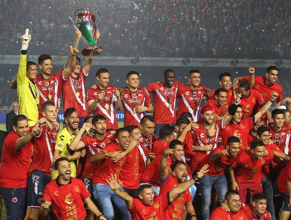 Jugadores de los Tiburones Rojos de Veracruz fueron registrados este miércoles al celebrar el título de campeones de la Copa MX del fútbol en México, tras derrotar 4-1 al Necaxa, en el estadio Luis Pirata Fuentes, de Veracruz (Mexico). EFE/Archivo