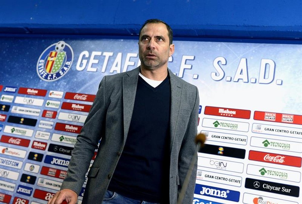 El nuevo entrenador del Getafe, Juan Eduardo Esnáider, durante la rueda de prensa de su presentación como nuevo técnico del conjunto azulón, ayer. EFE