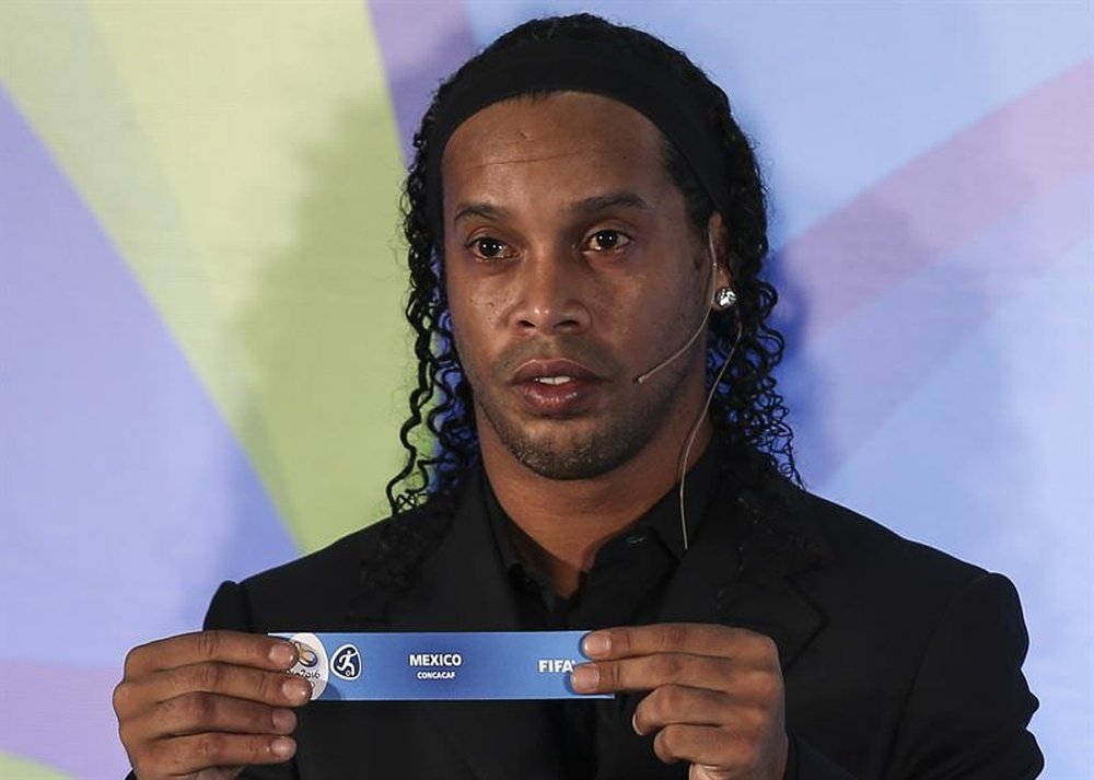 Ronaldinho aprovechó para saludar al presidente electo de Perú en Cuzco. EFE