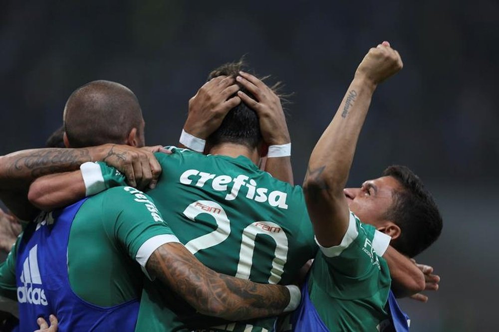 Agustin Allione de Palmeiras celebra un gol con sus compañeros ante River Plate uruguayo durante un partido de la Copa Libertadores en el estadio Allianz Park, en la ciudad de Sao Paulo (Brasil). EFE