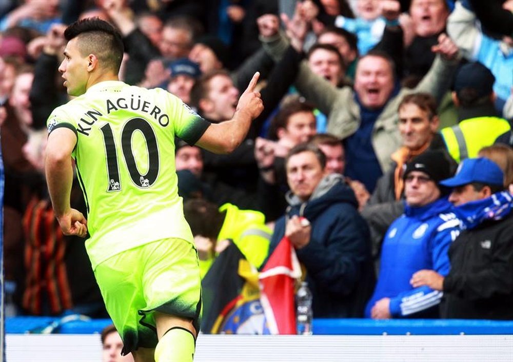 El delantero del Manchester City Sergio Agüero celebra el 2-0 durante el partido de la Premier League que han jugado Chelsea FC y Manchester City en Stamford Bridge en Londres, Reino Unido. EFE/EPA