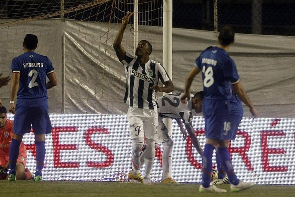 Fotografía tomada en julio de 2015 en la que se registró al delantero Orlando Berrio (c), del Atlético Nacional, quien anotó este sábado el gol de la victoria 3-2 sobre Envigado. EFE/Archivo