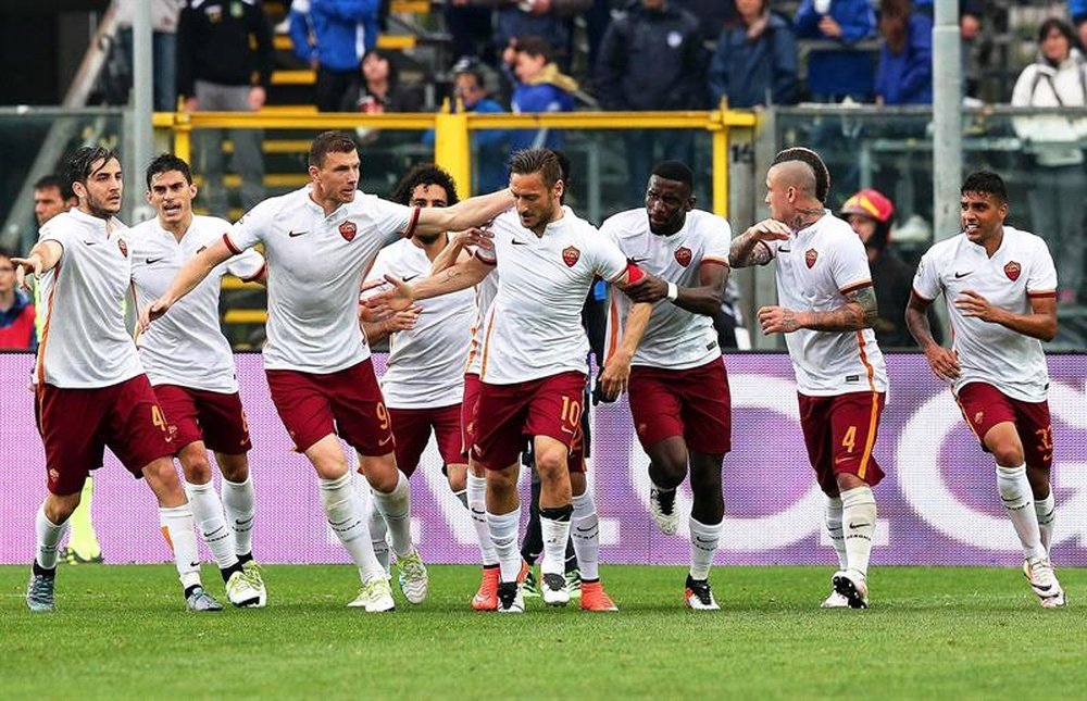 Francesco Totti rescató este domingo un empate para el Roma en el campo del Atalanta al anotar el tanto del 3-3 en el 85. EFE