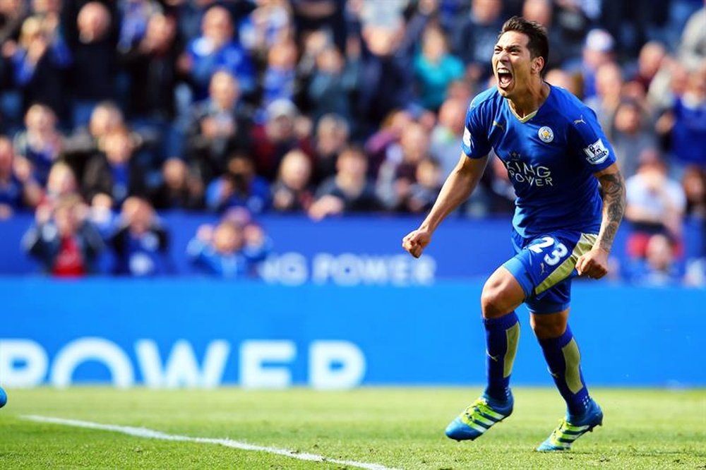 Ulloa salvó un punto para el Leicester con su gol en el descuento. EFE