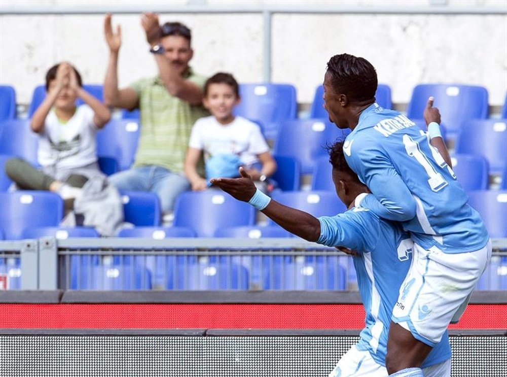 Con la victoria, la Lazio se sitúa momentáneamente a sólo un punto del Milan. EFE/EPA