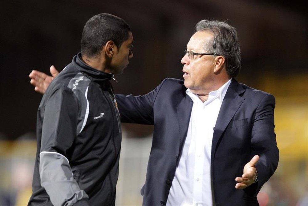Rionegro Águilas se afianzó hoy con 30 puntos de 39 posibles como líder de la Liga colombiana al golear por 3-1 al Atlético Huila. En la imagen un registro de Néstor Otero (d), entrenador del Rionegro. EFE/Archivo