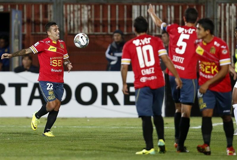 Unión Española venció por 2-0 al Atlético Cerro y pasó a la siguiente ronda de la Libertadores. EFE