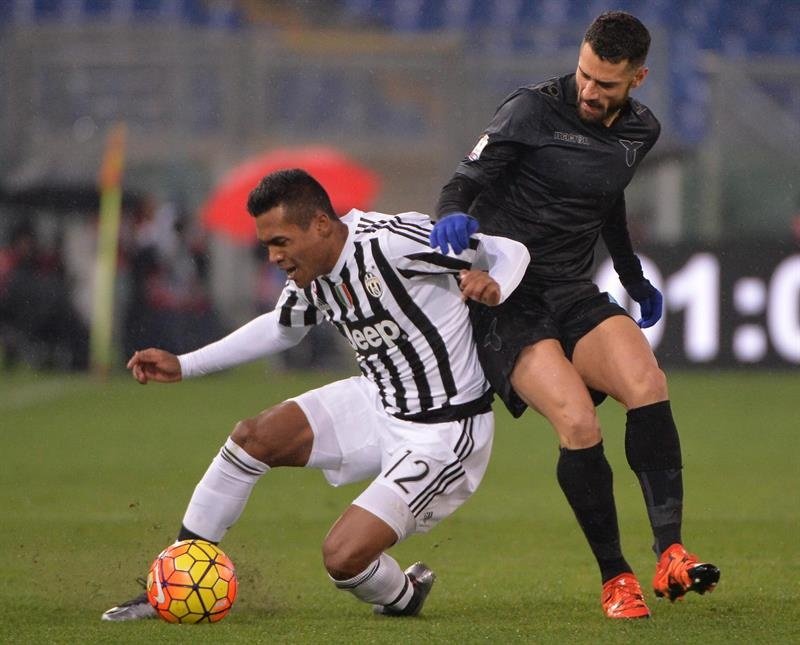 El jugador Antonio Candreva (d) de Lazio disputa el balón con Alex Sandro (i) de Juventus, durante un juego entre Juventus y Lazio de la Copa italiana. EFE/Archivo