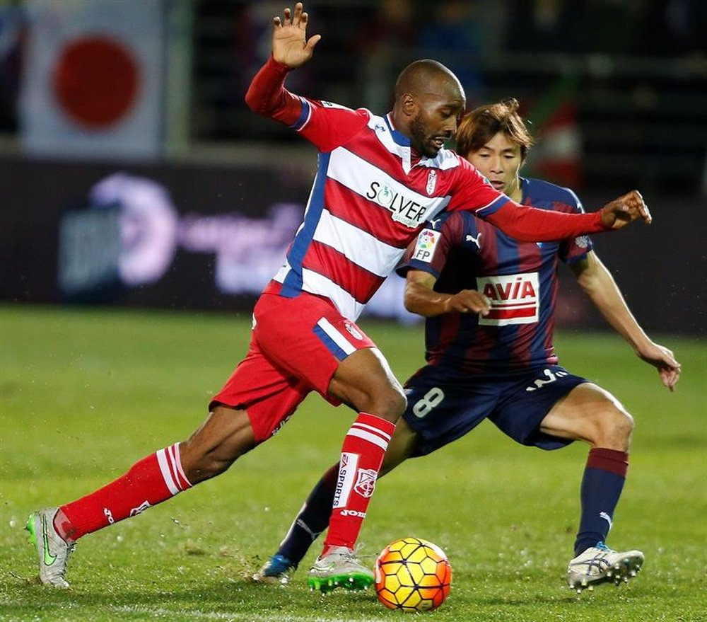 El centrocampista japonés del Eibar Takashi Inui (d) y el defensa francés del Granada Dimitri Foulquier, durante un partido. EFE/Archivo