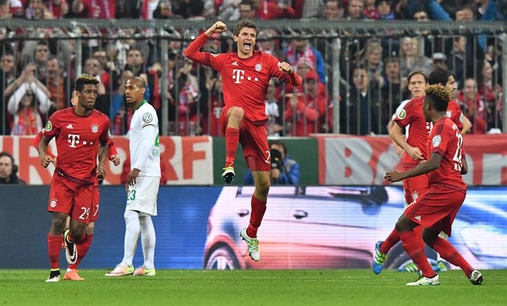 El jugador Thomas Mueller (c) de Múnich celebra la anotación de un gol durante un juego entre el Bayern Múnich y Werder Bremen de la semifinal de la Copa Alemana que se disputa en Múnich (Alemania). EFE