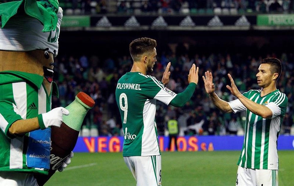 Los jugadores del Real Betis, el holandés Ricky Van Wolfswinkel (i) y Rubén Castro, celebran el primer y único gol del equipo verdiblanco, durante el encuentro correspondiente a la jornada 34 de primera división, que disputaron anoche. EFE