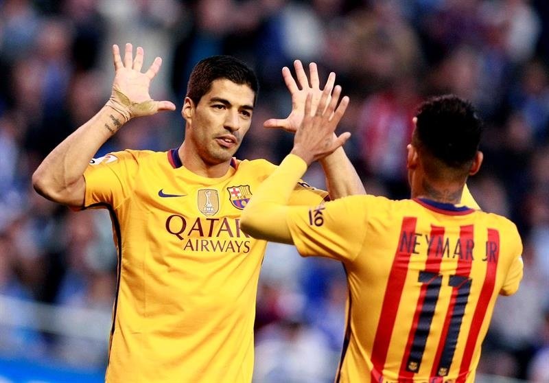 FC Barcelona Luis Suárez (L) goes to the top. EFE