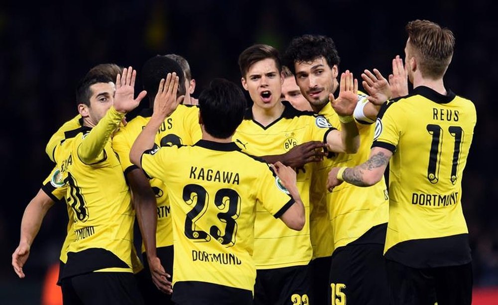 Jugadores de Dortmunds celebran la anotación de un gol durante un partido de semifinal de la Copa Alemana entre Hertha BSC y Borussia Dortmund que se disputa en Berlín (Alemania). EFE