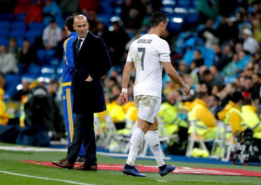 El delantero portugués del Real Madrid Cristiano Ronaldo (d) y su entrenador, el francés Zinedine Zidane, al finalizar el partido de Liga de Primera División que Real Madrid y Villarreal disputaron  en el Santiago Bernabéu, en Madrid. EFE