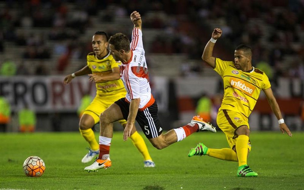 Gerardo Mendoza, à droite, lors d'un match de Copa Libertadores. EFE